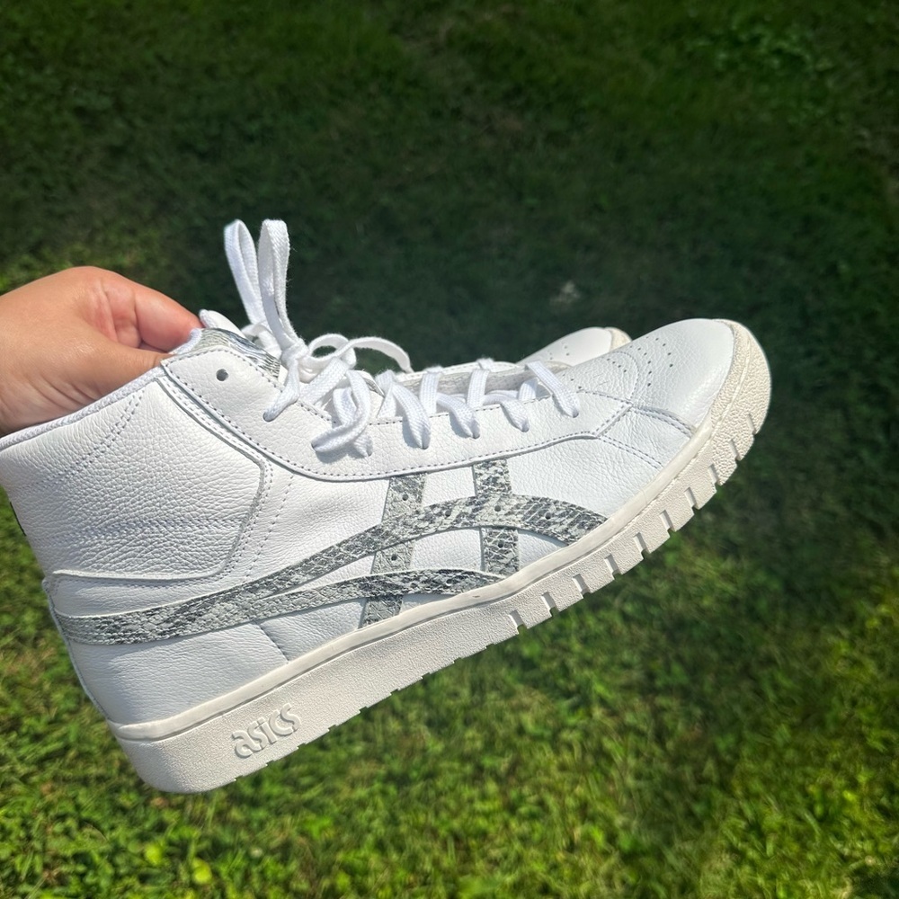 Unisex Asics White Sneakers with Metallic Accents